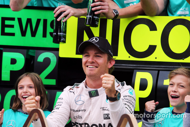 Yarış galibi Nico Rosberg, Mercedes AMG F1 ve takımı kutlama yapıyor