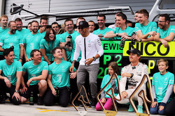 Победитель гонки - Нико Росбер, Mercedes AMG F1 и напарник по команде - Льюис Хэмилтон, Mercedes AMG