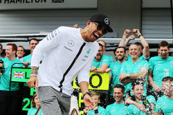 Lewis Hamilton, Mercedes AMG F1 comemora com a equipe