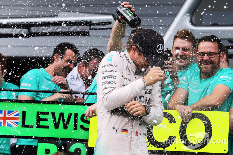 Yarış galibi Nico Rosberg, Mercedes AMG F1 ve takımı kutlama yapıyor