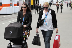 Minttu Virtanen, Freundin von Kimi Räikkönen, Ferrari, mit einem Kinderwagen