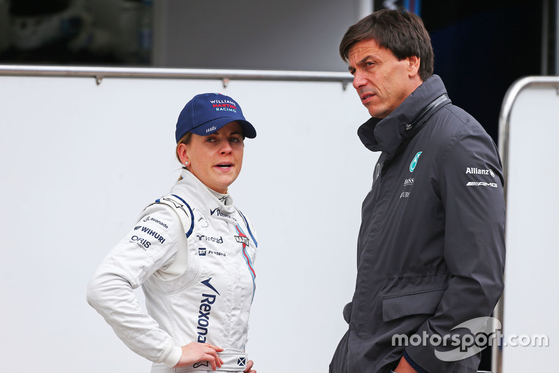 (De izquierda a derecha): Susie Wolff, piloto de Desarrollo de Williams con su esposo Toto Wolff, Mercedes AMG F1 Accionista y Director Ejecutivo
