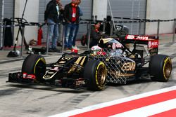 Romain Grosjean, correndo com um equipamento de sensor Lotus F1 E23 