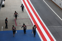 Red Bull Racing mecánicos corren a la entrada del pit lane
