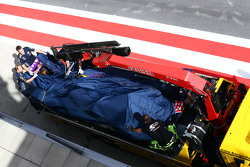El Red Bull Racing RB11 de Daniel Ricciardo, es llevado de nuevo a los pits en la parte posterior de