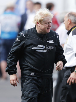El alcalde de Londres, Boris Johnson, se sube a un auto de Fórmula E en el circuito de Battersea Par