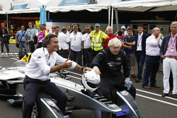 El alcalde de Londres, Boris Johnson, se sube a un auto de Fórmula E en el circuito de Battersea Par