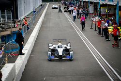 Boris Johnson, Bürgermeister von London, testet ein Formel-E-Auto auf dem Battersea Park Circuit in London