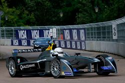 Prefeito de Londres, Boris Johnson anda num carro da Formula E no circuito do Battersea Park 