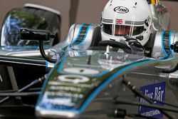 El alcalde de Londres, Boris Johnson, se sube a un auto de Fórmula E en el circuito de Battersea Par