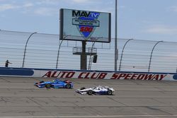 Tony Kanaan, Chip Ganassi Racing Chevrolet and Helio Castroneves, Team Penske Chevrolet