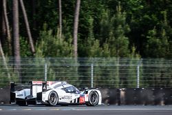 #19 Porsche Team Porsche 919 Hybrid: Nico Hulkenberg, Nick Tandy, Earl Bamber