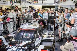 Suasana selama selebrasi kemenangan pole untuk #18 Porsche Team Porsche 919 Hybrid: Romain Dumas, Ne