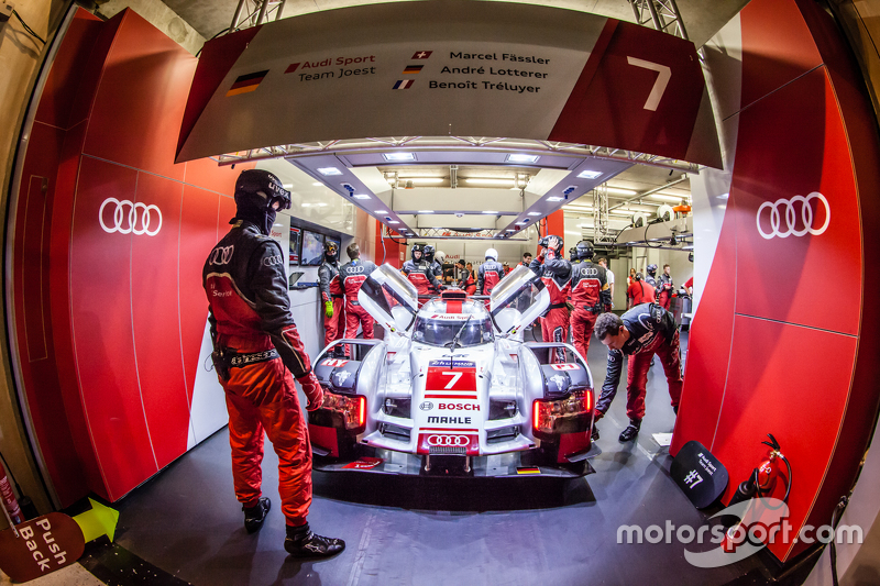 El #7 del Team Joest en boxes en 2015