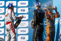 Race 1 Podium: segundo lugar, Jérôme d'Ambrosio, Dragon ganador, Sébastien Buemi, e.dams-Renault y t