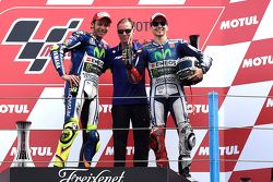 Podio: vincitore della gara Valentino Rossi, terzo posto Jorge Lorenzo