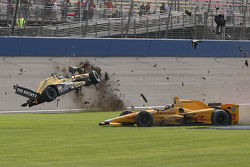Ryan Briscoe, Schmidt Peterson Motorsports Honda e Ryan Hunter-Reay, Andretti Autosport Honda no forte acidente