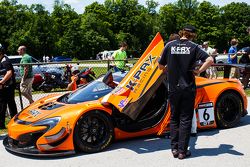 #6 K-Pax Racing, McLaren 650S GT3: Robert Thorne