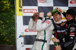 Juara balapan #16 Bentley Team Dyson Racing Bentley Continental GT3: Chris Dyson