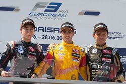 Podio Gara 3: secondo posto George Russell, Carlin, vincitore  Antonio Giovinazzi, Jagonya Ayam with