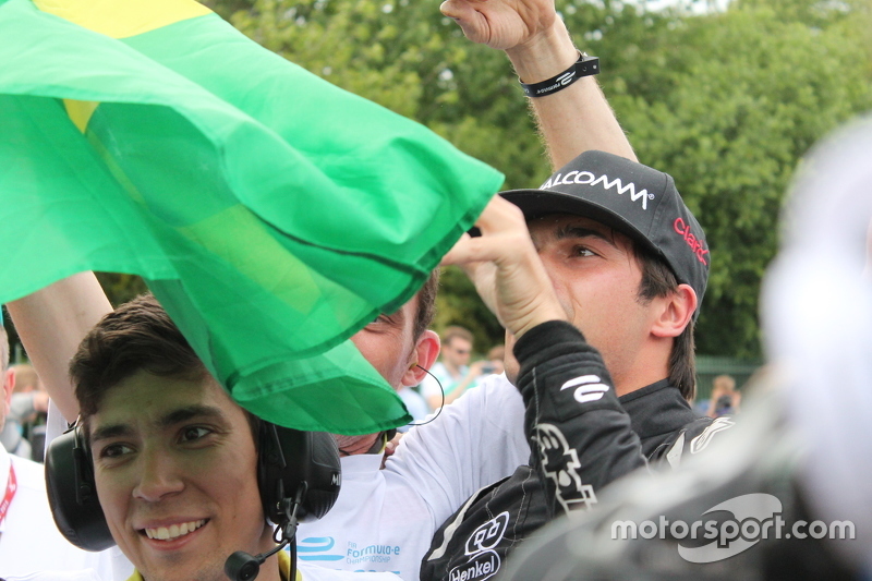 Nelsinho Piquet comemora título com a bandeira do Brasil