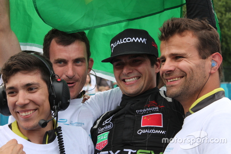 Nelson Piquet Jr comemora com os companheiros de equipe