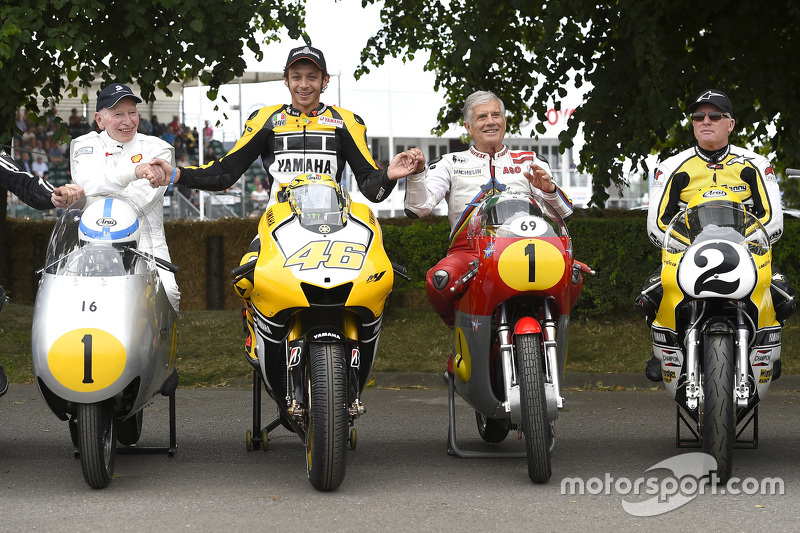 John Surtees y Valentino Rossi, Yamaha Factory Racing , Giacomo Agostini y Kenny Roberts