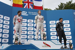 Подиум: второе место - Жером Д'Амброзио, Dragon Racing, победитель - Сэм Берд, Virgin Racing и треть