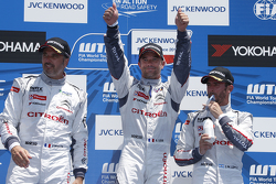 Podium : le vainqueur Sébastien Loeb, le deuxième, Yvan Muller, le troisième, Jose Maria Lopez