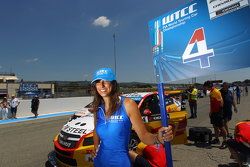 The grid girl of Tom Coronel, Chevrolet RML Cruze TC1, ROAL Motorsport