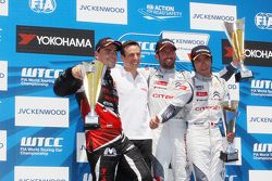 Podium : le vainqueur Jose Maria Lopez, Citroën C-Elysée WTCC, Citroën World Touring Car team, le deuxième, Norbert Michelisz, Honda Civic WTCC, Zengo Motorsport, le troisième, Ma Qing Hua, Citroën C-Elysée WTCC, Citroën Total WTCC