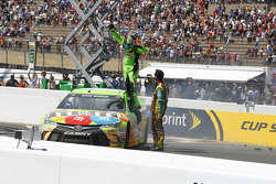 Race winner Kyle Busch, Joe Gibbs Racing Toyota