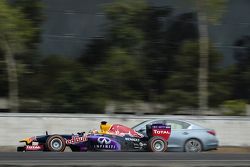 Daniel Ricciardo, Red Bull Racing test het circuit voor de Mexicaanse GP