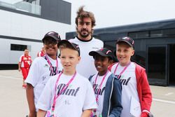 Fernando Alonso, McLaren met kinderen van F1 in Schools