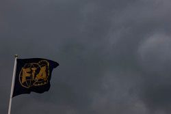 Las nubes oscuras y la bandera de la FIA.