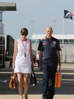 Adrian Newey, engenheiro técnico da Red Bull Racing com sua esposa Marigold Newey