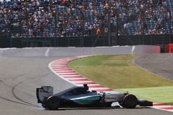 Lewis Hamilton, Mercedes AMG F1 W06 roda na primeira sessão de treinos livres