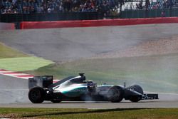 Lewis Hamilton, Mercedes AMG F1 W06 spins in the first practice session