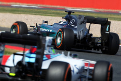 Lewis Hamilton, Mercedes AMG F1 W06 à frente de Felipe Massa, Williams FW37