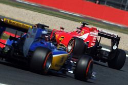 Kimi Raikkonen, Ferrari SF15-T à frente de Raffaele Marciello, Sauber C34 Test And Reserve Driver