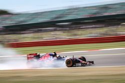 Карлос Сайнс мл., Scuderia Toro Rosso STR10 блокирует колеса на торможении