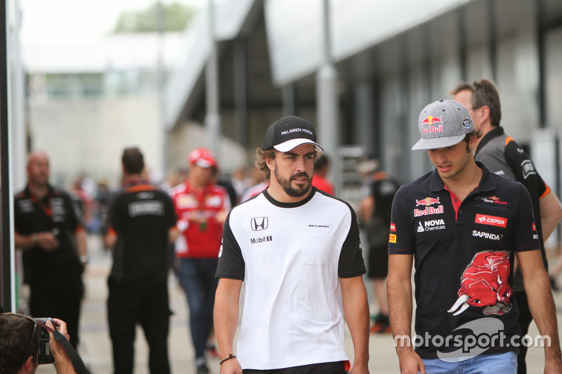 Fernando Alonso, McLaren con Carlos Sainz Jr., Scuderia Toro Rosso