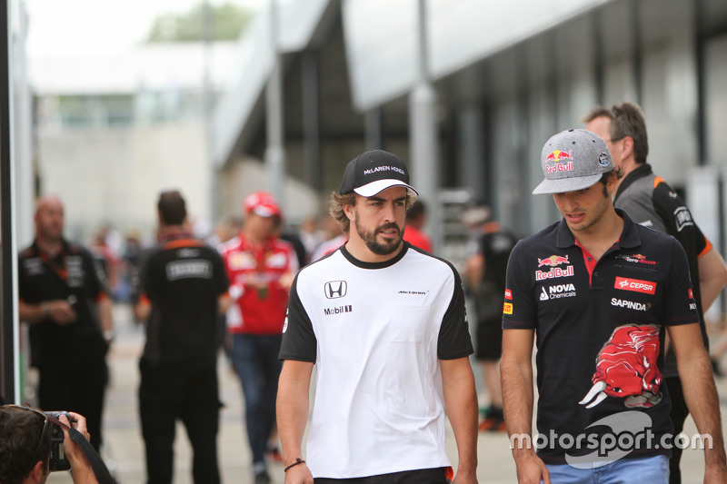 Fernando Alonso, McLaren with Carlos Sainz Jr., Scuderia Toro Rosso