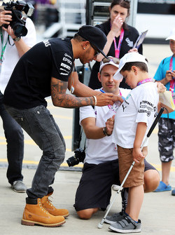 Lewis Hamilton, Mercedes AMG F1 com um jovem fã