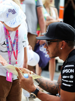 Lewis Hamilton, Mercedes AMG F1 com um jovem fã