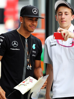 Lewis Hamilton, Mercedes AMG F1 com um fã