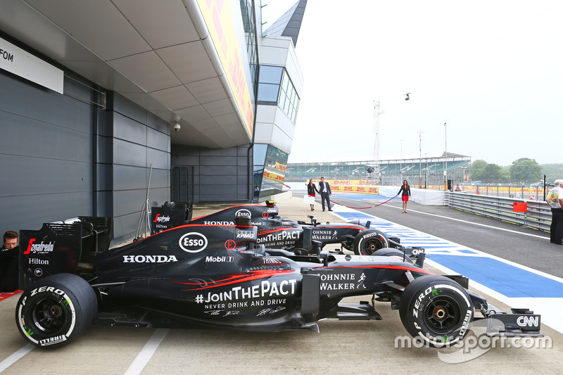 Die McLaren MP4-30 von Fernando Alonso, McLaren, und Jenson Button, McLaren