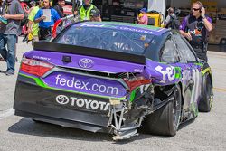 La voiture endommagée de Denny Hamlin, Joe Gibbs Racing Toyota