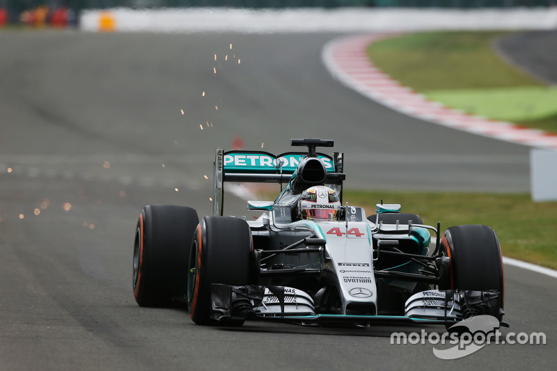 Lewis Hamilton, Mercedes AMG F1 W06 sends sparks flying