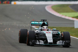 Lewis Hamilton, Mercedes AMG F1 W06 solta faíscas